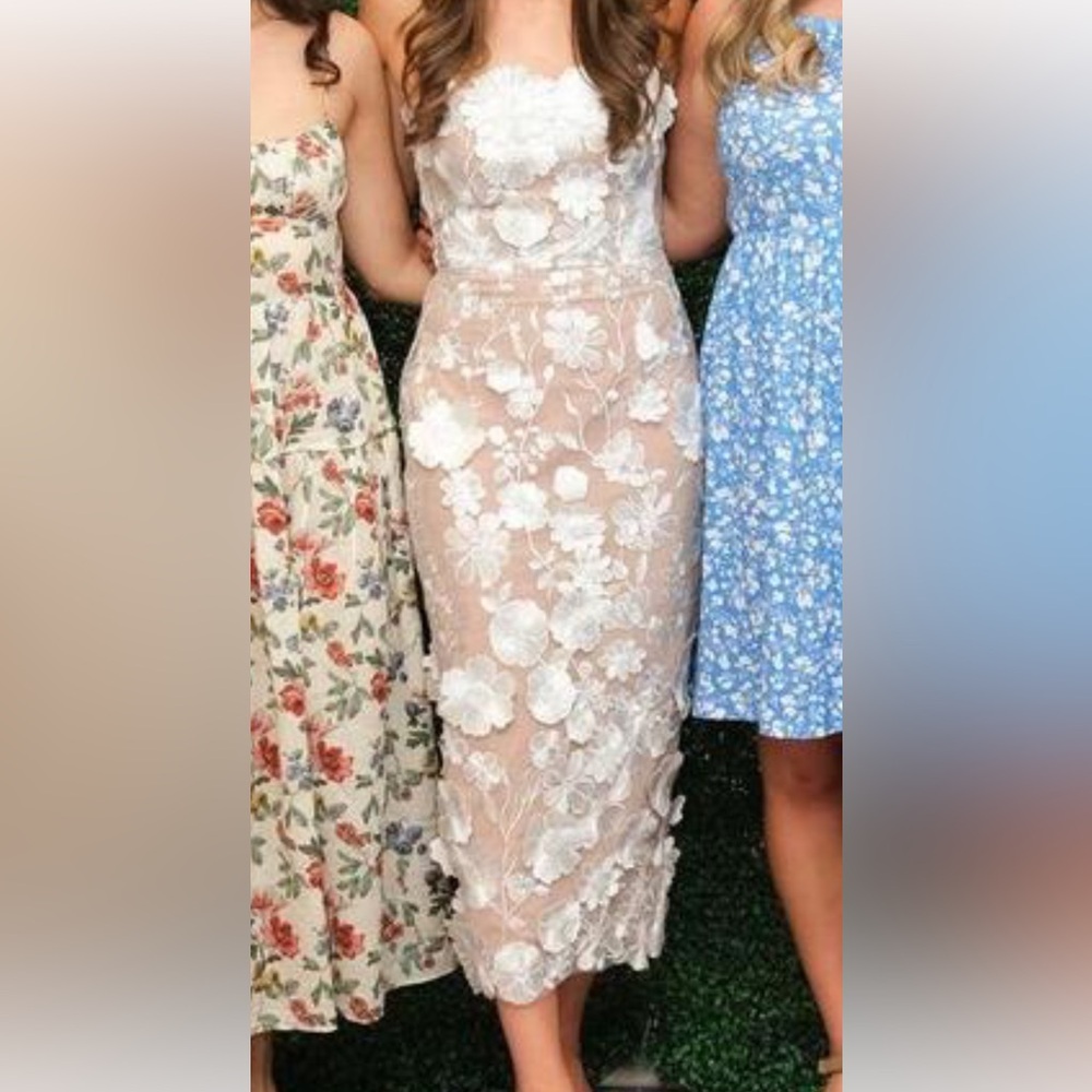 Elliatt White Floral Appliqué Strapless Midi Dress - Picture 2 of 4